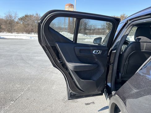 Used 2021 Volvo XC40 T5 R-Design w/ Climate Package image 27