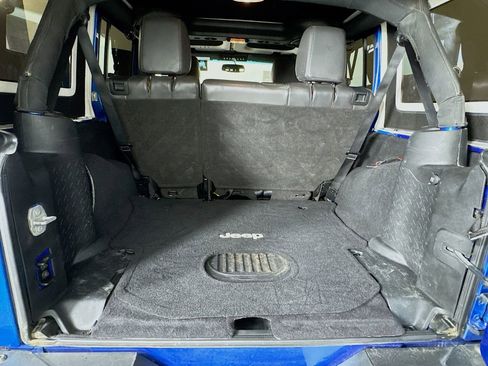 Used 2015 Jeep Wrangler Unlimited Rubicon w/ Connectivity Group image 27