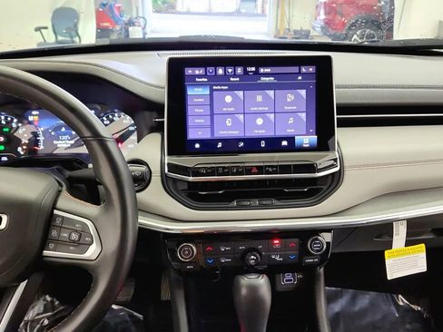 Used 2022 Jeep Compass Limited image 31