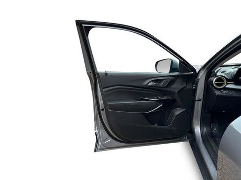 Used 2025 Chevrolet Trax LT image 6