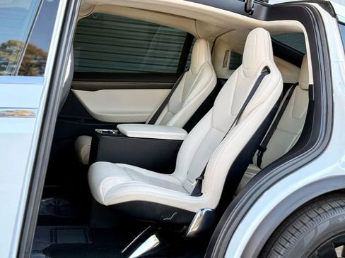 Used 2018 Tesla Model X 100D image 19