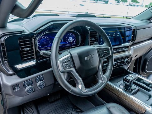 Used 2024 Chevrolet Silverado 1500 LT Trail Boss w/ LT Trail Boss Premium Package AWD/4WD image 17