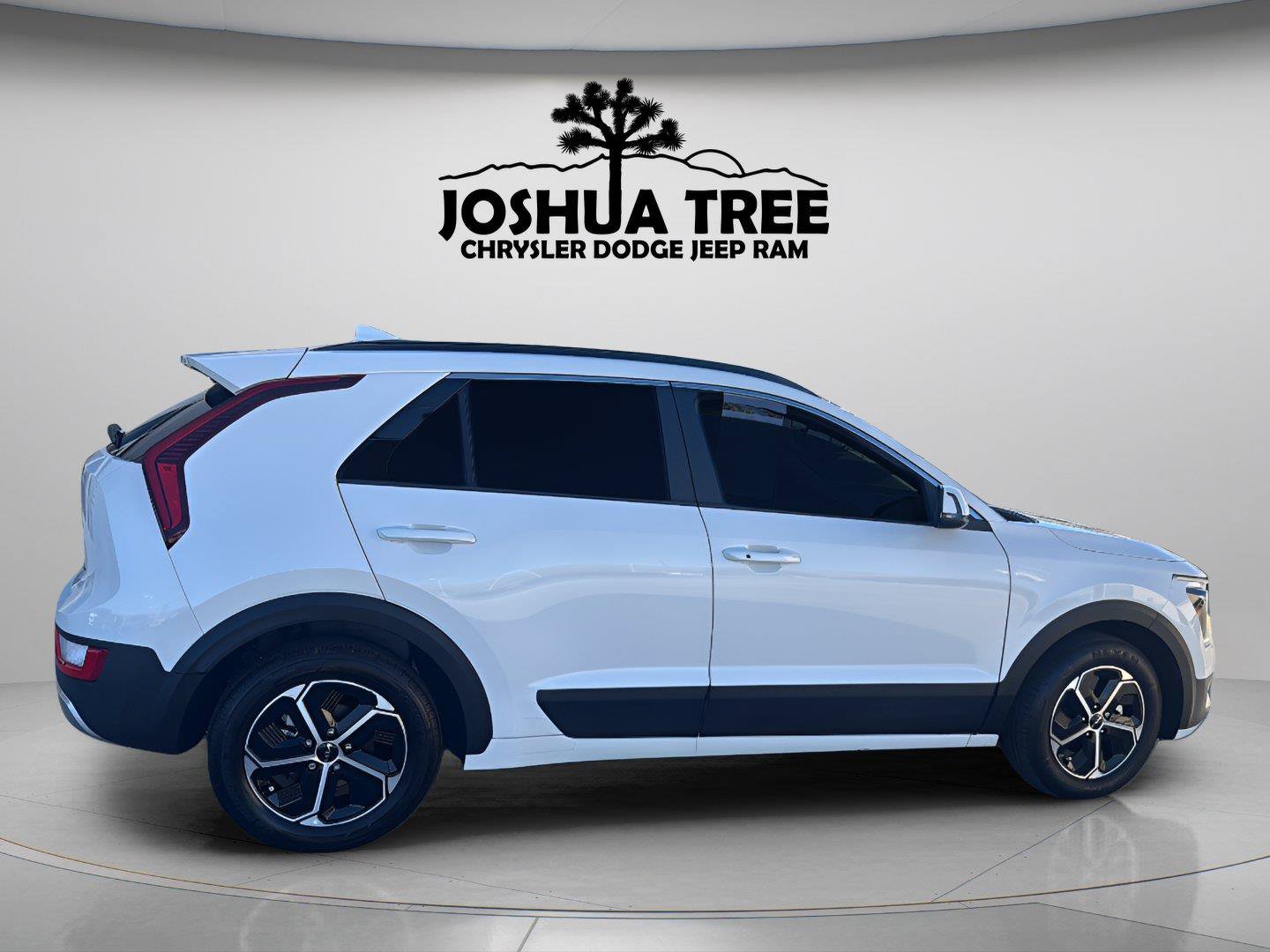 Used 2025 Kia Niro EX FWD image 8