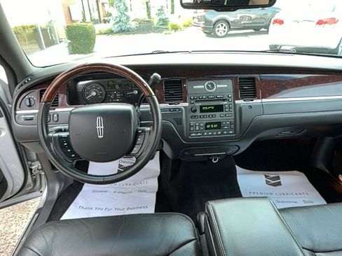 Used 2009 Lincoln Town Car Signature Limited RWD image 7