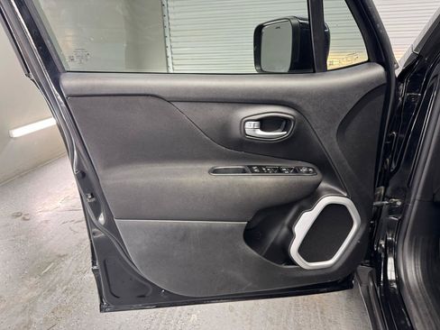 Used 2020 Jeep Renegade Latitude FWD image 23