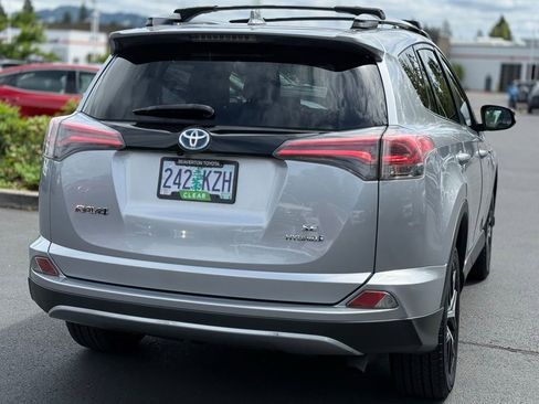 Used 2018 Toyota RAV4 SE AWD/4WD image 5