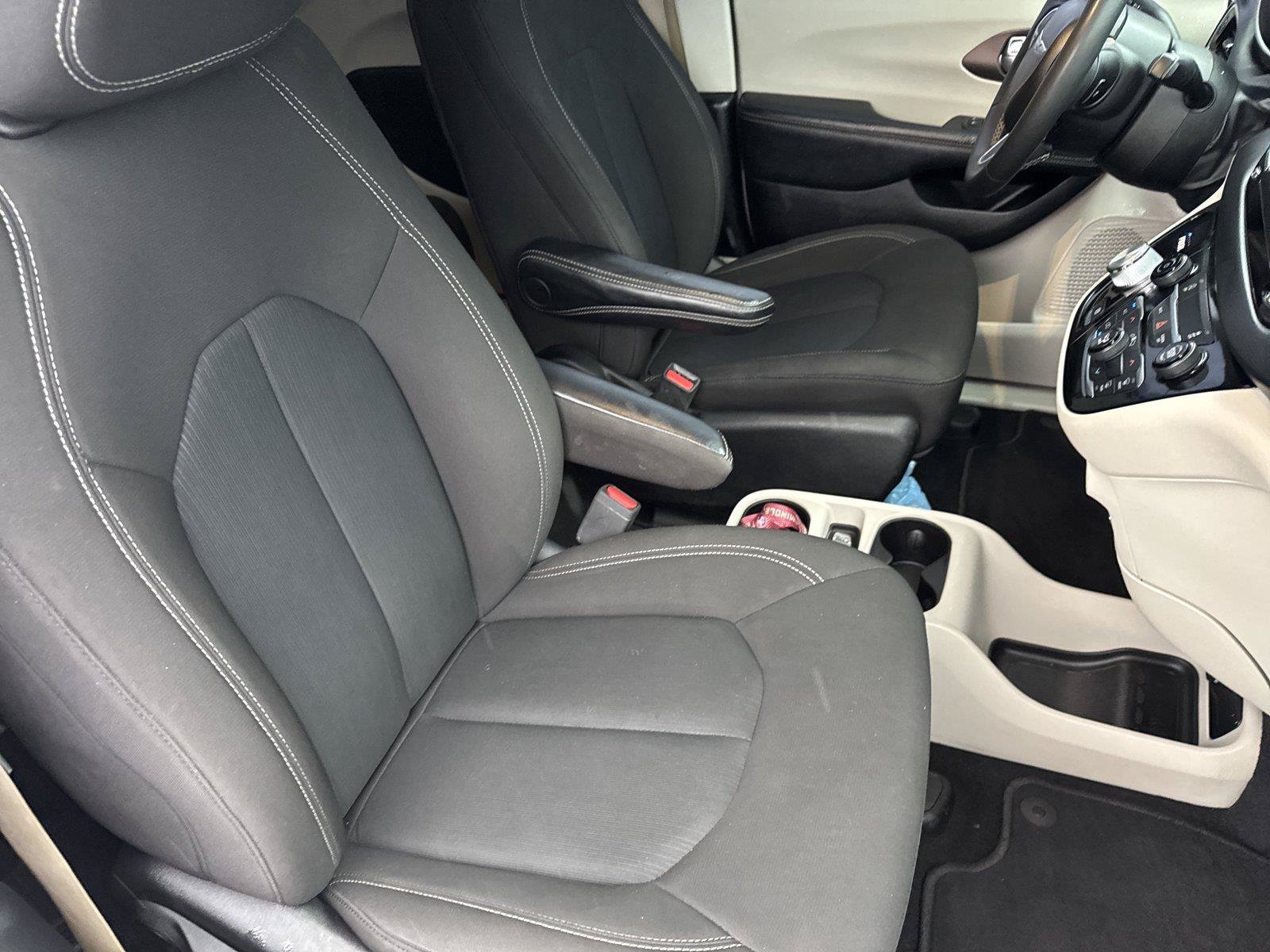 Used 2022 Chrysler Voyager LX FWD image 36