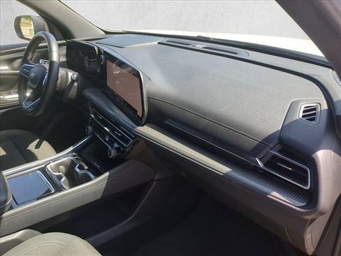 Used 2024 Chevrolet Traverse LT FWD image 22