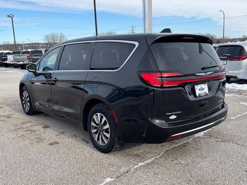 Used 2023 Chrysler Pacifica Touring-L image 4