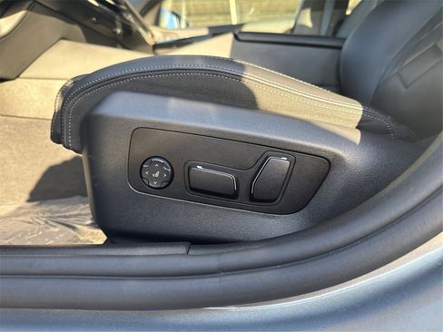 Used 2025 BMW 530i xDrive w/ Premium Package image 24