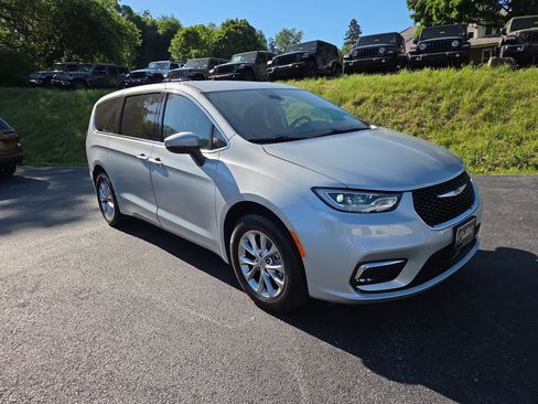 Used 2023 Chrysler Pacifica Touring-L AWD/4WD image 1