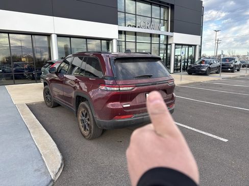 Used 2024 Jeep Grand Cherokee Altitude image 8