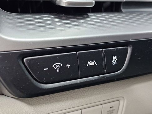 Used 2024 Kia Carnival LX image 26