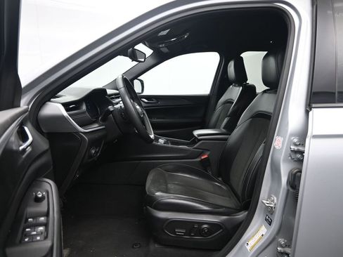 Used 2024 Jeep Grand Cherokee L Laredo image 23