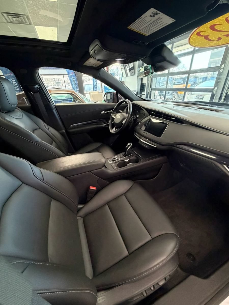 Used 2023 Cadillac XT4 Luxury w/ Cold Weather Package FWD image 15