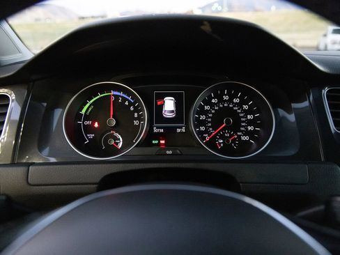 Used 2018 Volkswagen e-Golf SE image 16