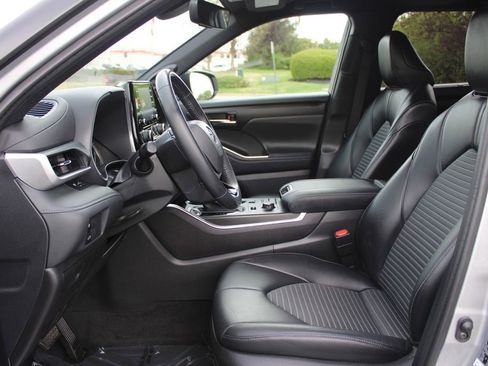 Used 2022 Toyota Highlander XSE image 11