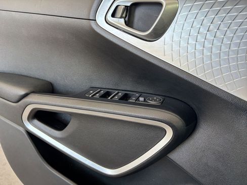 Used 2025 Kia Soul LX w/ LX Technology Package FWD image 18