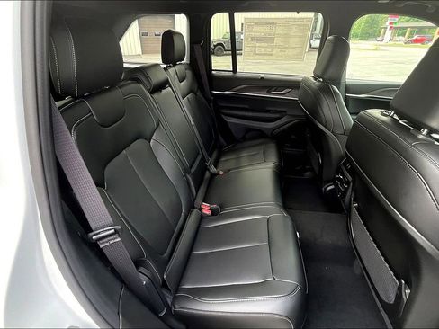 New 2025 Jeep Grand Cherokee Limited w/ Luxury Tech Group II image 9