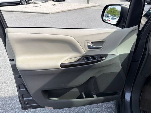 Used 2018 Toyota Sienna XLE w/ XLE Navigation Package FWD image 19