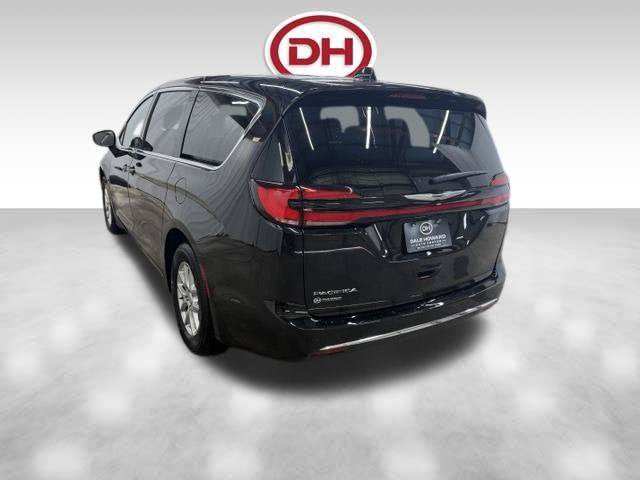 Used 2025 Chrysler Pacifica Select FWD image 10