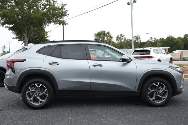 Used 2024 Chevrolet Trax LT w/ Driver Confidence Package FWD image 4