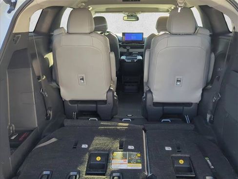 Used 2025 Toyota Sienna XLE w/ XLE Plus Package FWD image 23