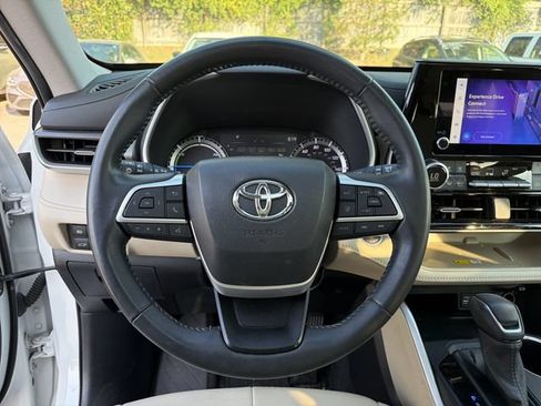 Used 2024 Toyota Highlander XLE FWD image 23