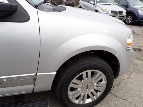 Used 2011 Lincoln Navigator 4WD image 18