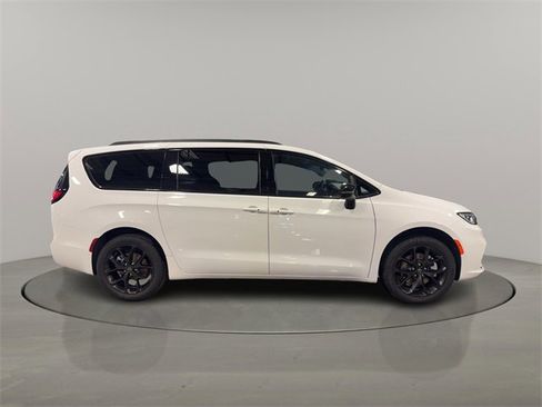 New 2026 Chrysler Pacifica Select image 6