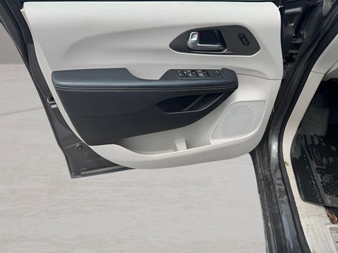 Used 2021 Chrysler Pacifica Touring-L FWD image 15