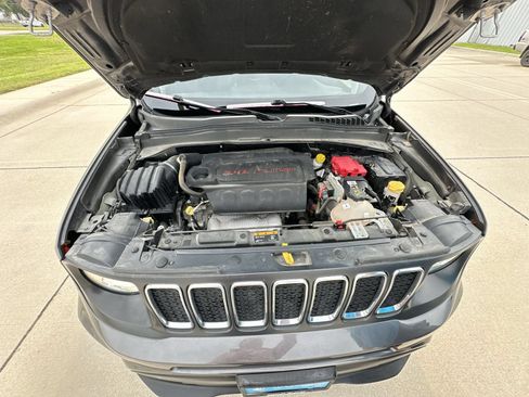 Used 2019 Jeep Renegade Latitude w/ Cold Weather Group AWD/4WD image 30