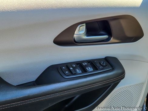 Used 2019 Chrysler Pacifica Touring-L w/ Advanced Safetytec Group image 14