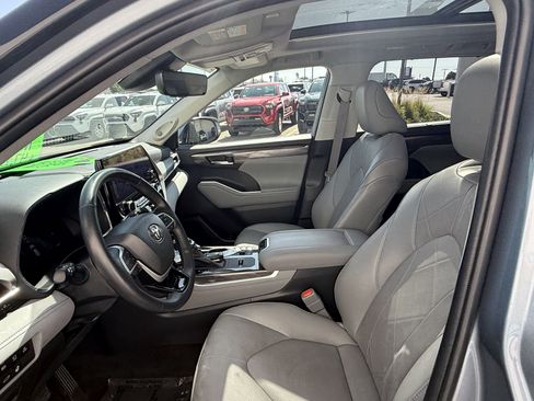 Used 2023 Toyota Highlander Platinum AWD/4WD image 26
