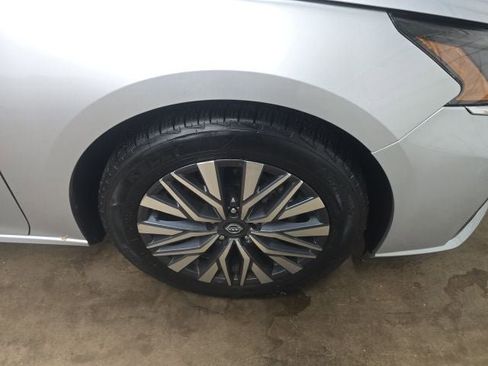 Used 2023 Nissan Altima 2.5 SV image 2