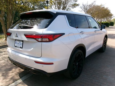 Used 2024 Mitsubishi Outlander SE image 4