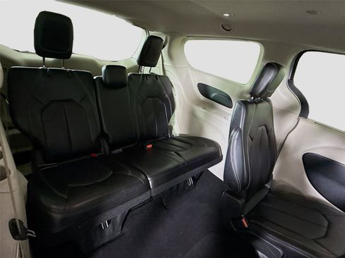 Used 2024 Chrysler Pacifica Touring-L FWD image 19