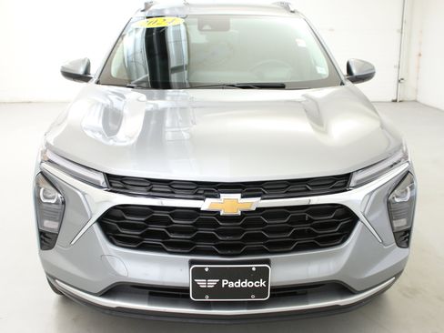 Used 2024 Chevrolet Trax LT w/ Driver Confidence Package FWD image 2