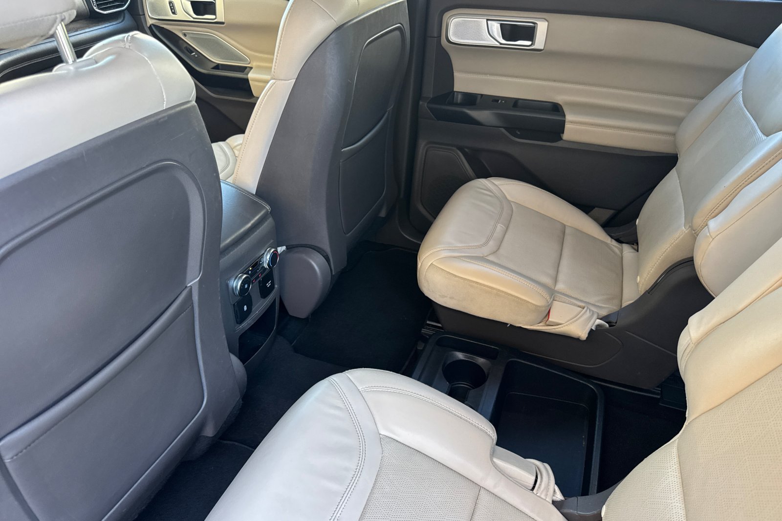 Certified 2020 Ford Explorer Platinum w/ Premium Technology Package AWD/4WD image 11