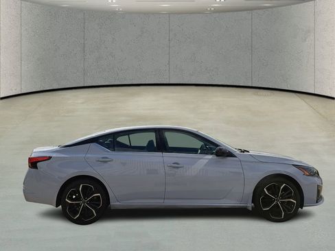Used 2024 Nissan Altima 2.5 SR w/ SR Premium Package image 4