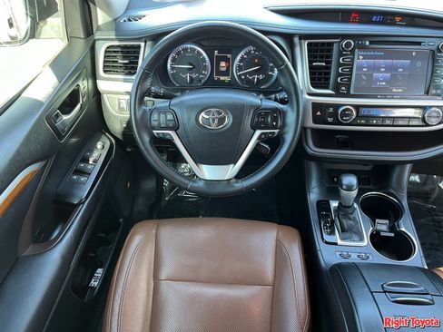 Certified 2017 Toyota Highlander Limited FWD image 17