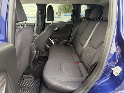 Used 2018 Jeep Renegade Latitude w/ UConnect 8.4 Nav Group image 19