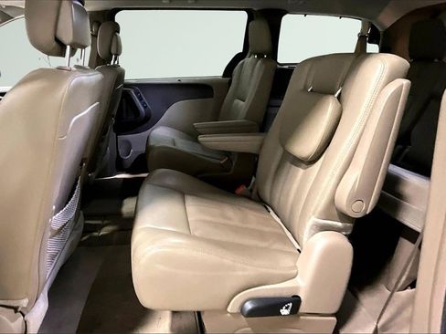 Used 2016 Chrysler Town & Country Touring-L image 22