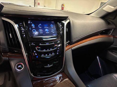 Used 2018 Cadillac Escalade Premium Luxury RWD image 30