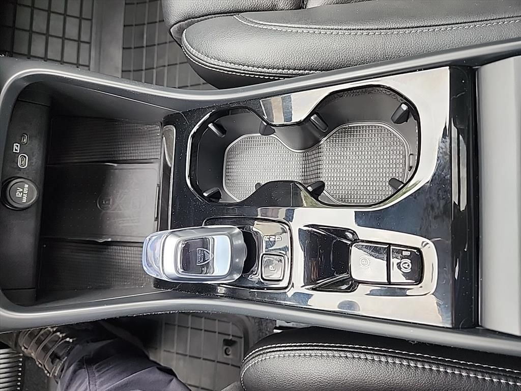 Certified 2026 Volvo XC40 B5 Plus AWD/4WD image 24