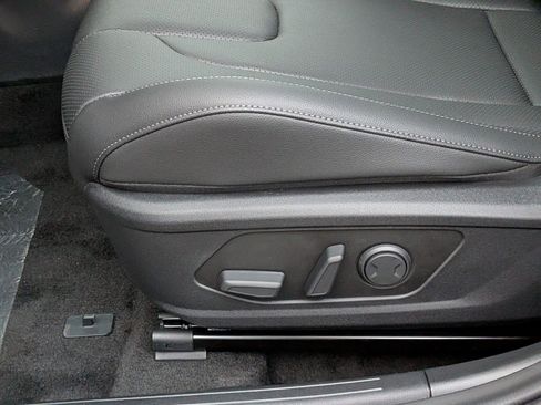 New 2025 Hyundai Elantra Limited image 18