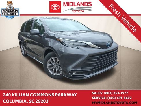 Used 2025 Toyota Sienna XLE image 1