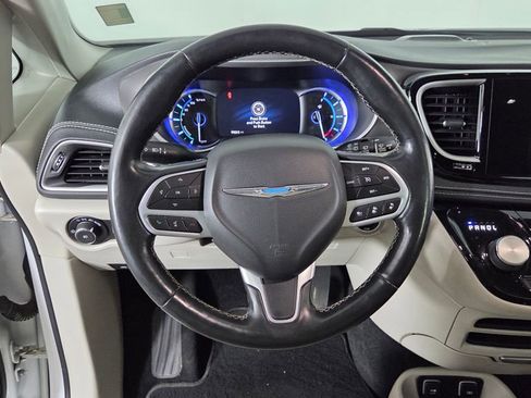 Used 2021 Chrysler Pacifica Touring-L FWD image 16
