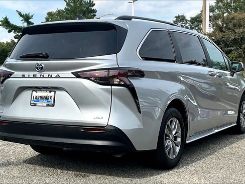 Used 2025 Toyota Sienna XLE FWD image 2