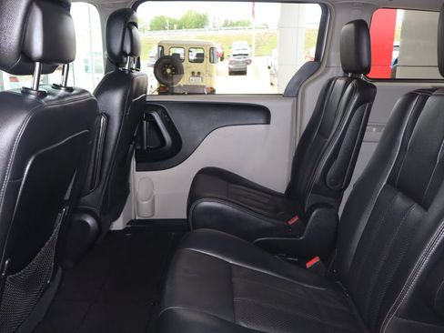 Used 2012 Chrysler Town & Country Touring w/ Entertainment Group #1 FWD image 33